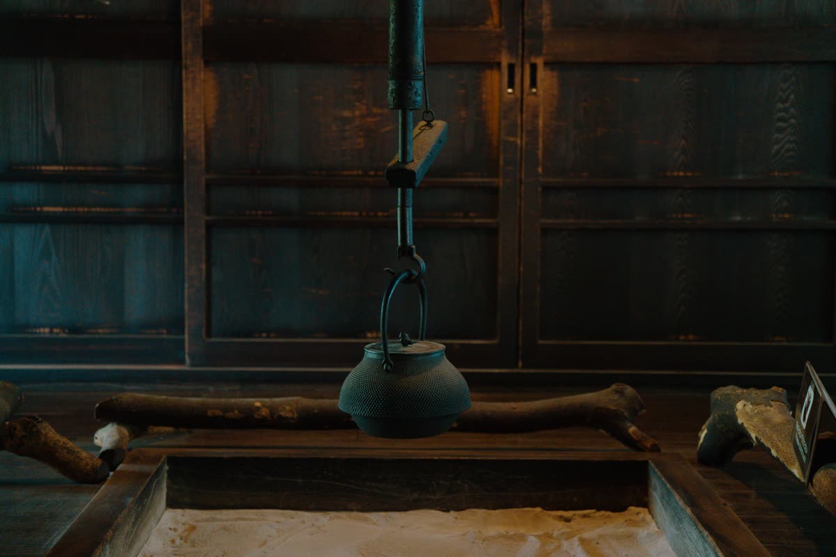 The hearth and its kettle